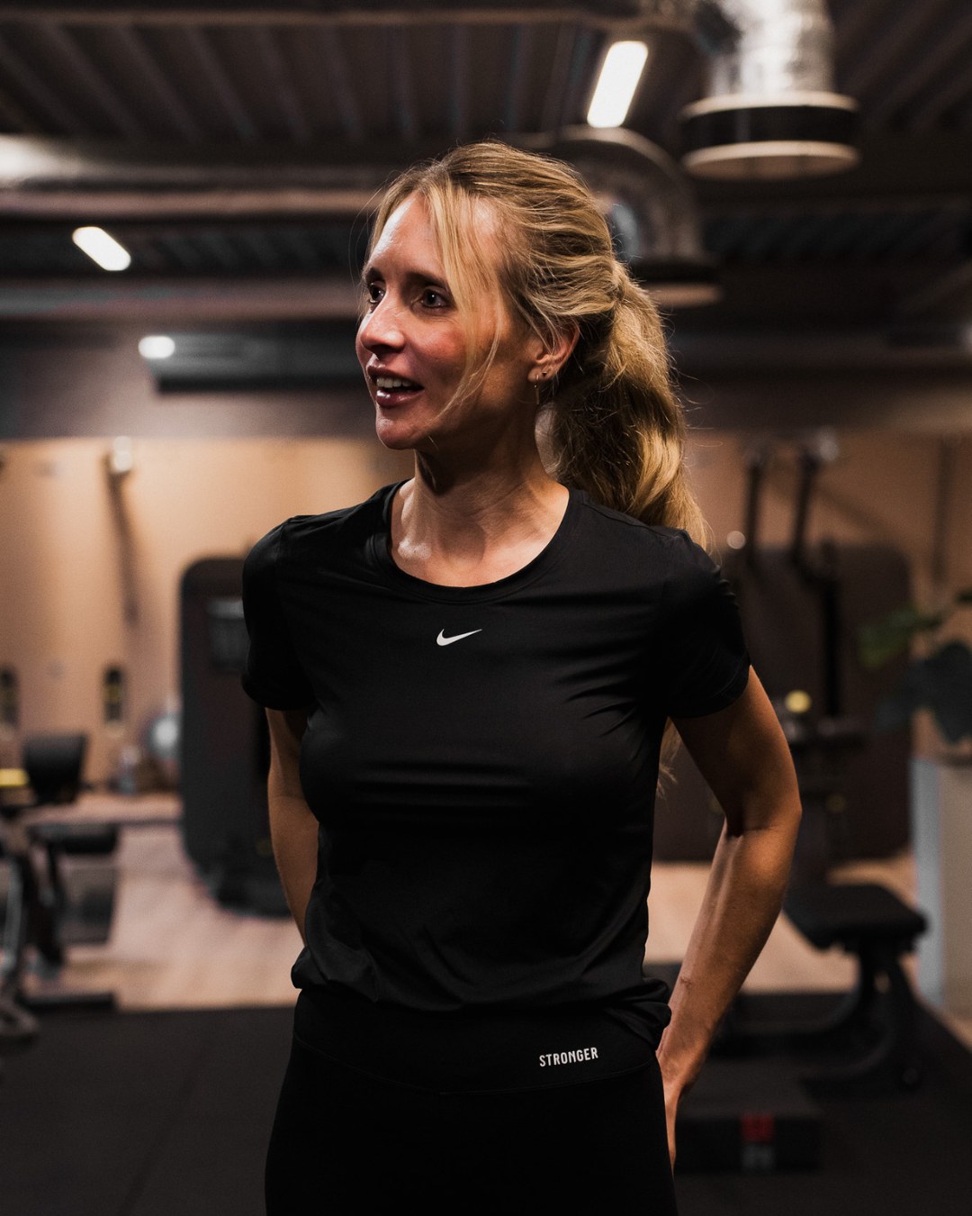 Lachende vrouw in de gym tussen de trainingen door