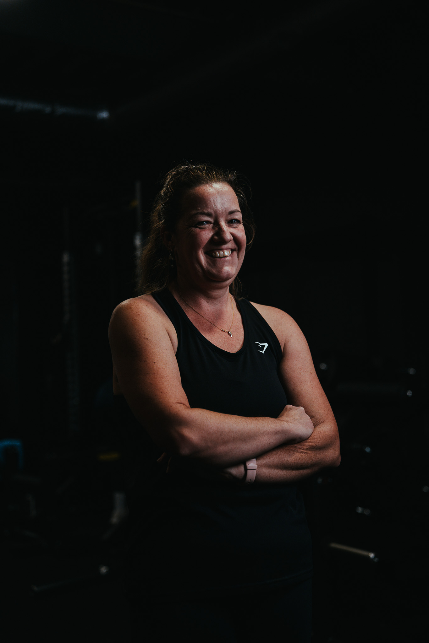 Lachende deelnemer in de gym